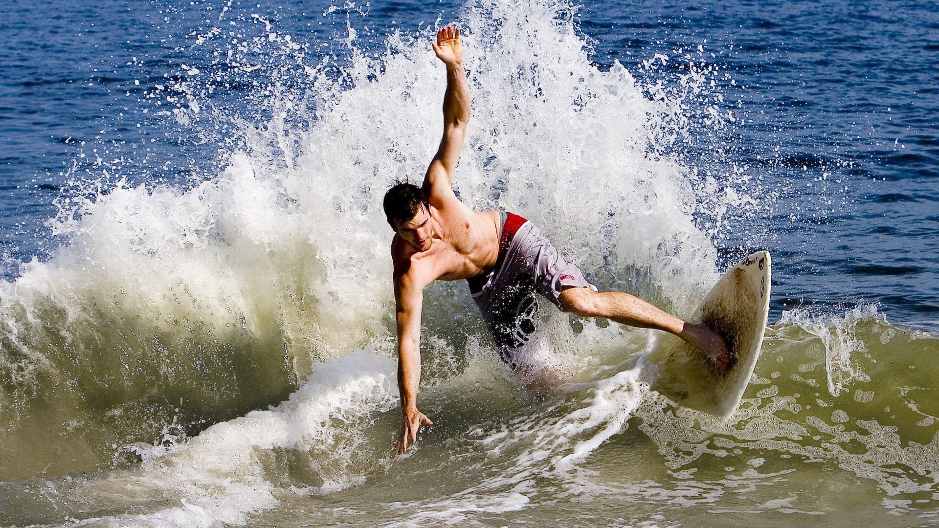 爱游戏官网-_户外极限飞行表演：挑战天际边界_，飞行 极限运动