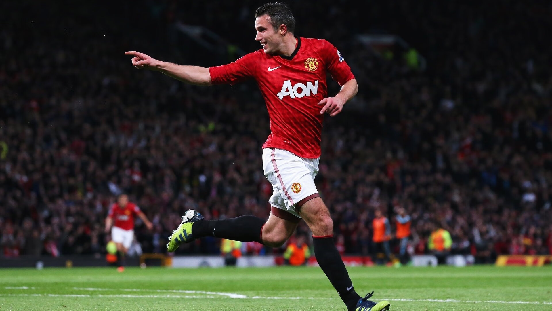 球迷自发组织为球队送行展现深厚情感，自发组织的足球赛